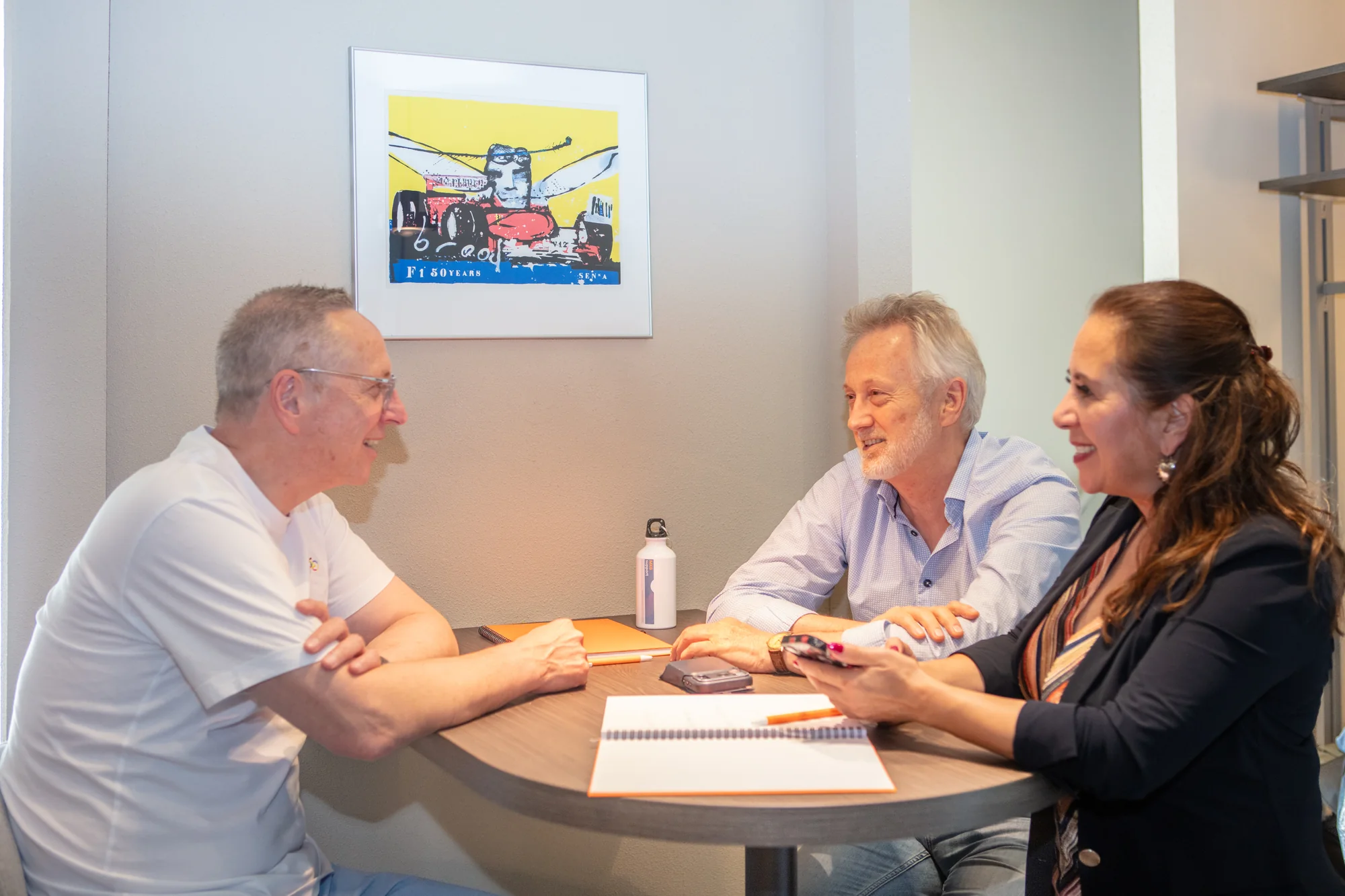 Coaches van MKB-Support in overleg met een deelnemer